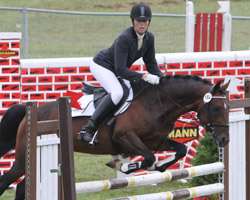 Zwei Siege in Stilspringen verbuchte Anne Groß in Kirch Mummendorf auf dem Ponyhengst Hero. Foto: Wego