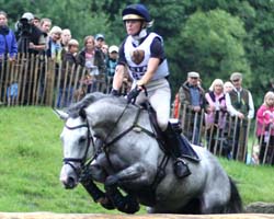 Die Schwedin Sara Algotsson-Ostholt belegte mit der selbst gezogenen Schimmelstute Wega in der offenen Meisterschaftsprüfung den 2. Platz. Foto: Lohrmann