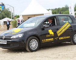 Carsten-Otto Nagel in seinem neuen Golf im Wert von 20.000 Euro. Foto: Wego
