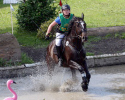 Als Einzelreiter war Lara Bergmann aus Poel mit ihrem Pony Caletto und dem Mecklenburger Late-ness FOto) in Holzerode vertreten. Foto: Lohrmann 