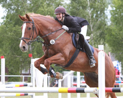 Die ehemalige Güstrowerin Maren Rodd, die jetzt für Alt-Sammit reitet, gewann ein L-Springen auf Guste. Foto: Wego