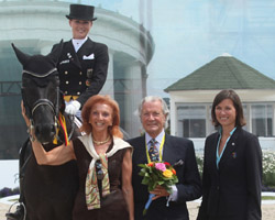 Christina Sprehe gewann mit Desperados auch den Grand Prix Spezial von Aachen - es gratulieren Marina und Toni Meggle sowie ALRV-Aufsichtsratsmitglied Stefanie Peters (rechts).