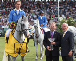 Christian Ahlmann gewann in Aachen mit Loreana  den Preis der AachenMünchener, es gratulieren ALRV-Präsident Carl Meulenbergh (rechts) und Michael Westkamp, Vorstandsvorsitzender der AachenMünchener.