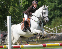 Zu ihrem ersten Sieg außerhalb des Landes kam die erst zehnjährige Lilli Plath im Stilspringen von Gera mit Pony Little Gone. Foto: Wego