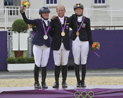 Drei glückliche Vielseitigkeitsreiter bei der Siegerehrung im Einzel-Championat von London. Foto: Kit Hongton