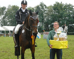 Stefan Hentschel gewann vor heimischer Kulisse auf Rowena das Hauptspringen in Groß Vielen. Falko Domris gratuliert für den Sponsor, die Mecklenburgische Versicherung. Foto: Mohnke
