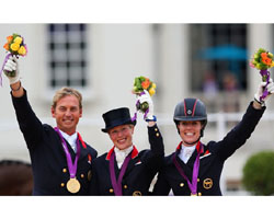 Das britische Team, dass den Mannschaftswettbewerb in der Dressur bei den olympischen Spielen in London gewonnen hat: Carl Hesters, Laura Bechtolsheimer, Charlotte Dujardin. Foto: FEI