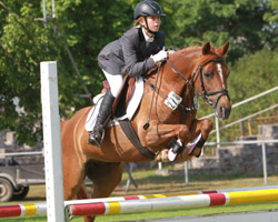 Bei den Mecklenburger Springponys liegt die 15-jährige Nadin G (Top Nordpol / Gharib Ben Lancer ox) in Front. Christin Wascher (Redefin) reitet die bei Karsten Gast in Zarrentin gezogene Stute. Foto: Wego