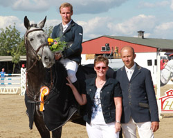 Turnierleiter Heiko Schmidt und Sponsorin Astrid Rose (Zahnärztin aus Pritzwalk) gratulieren Christoph Lanske zum Sieg im Großen Preis von Neu Benthen. Foto: Jutta Wego