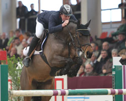 Der Brite Christopher Frazer  - hier mit Lyona W - hat in Kiel die Gesamtwertung der Serie Lotto 3plus1 gewonnen. Foto: Wego