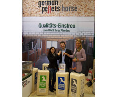 Kathrin Leibold (l.), Vertriebs- und Marketingleiterin der German Horse Pellets GmbH, Georg Ettwig (m.), Leiter Marketing und Kommunikation der FN und Anja Plönzke (r.), erfolgreiche Grand Prix Reiterin vom Gestüt Tannenhof und begeisterte Nutzerin des German Horse Span, anlässlich der Equitana 2011 zur feierlichen Bekanntgabe der Kooperation zwischen German Horse Pellets und dem DOKR Bundesleistungszentrum; Foto von Melanie Kuhn