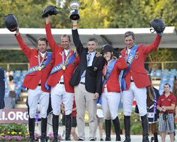 Carsten-Otto Nagel, Marco Kutscher, Chef d'Equipe Otto Becker, Janne-Frederike Meyer und Ludger Beerbaum bei der Siegerehrung in Madrid.  Foto: Kit Houghton