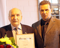 Verbandspräsident Dr. Manfred Köhler überreichte Günter Helm die Ehrennadel des Pferdezuchtverbandes von MV in Gold. Foto: Wego