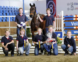 Siegreiche Jungzüchter: Team Oldenburg II vor dem Sprung des Sponsors, den Volksbanken im Kreis Vechta. Foto: Schreiner