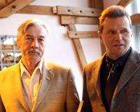 Auch dem Shetlandponyzüchter und Ehrenamtler Gisbert Koch überreichte Dr. Manfred Köhler die Goldene Verbandsnadel. Foto: Wego