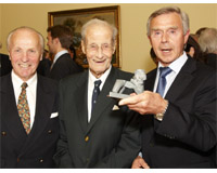 Herbert Meyer und Hans-Heinrich Isenbart mit Meteorpreisträger Peter Luther. Foto: Lutz