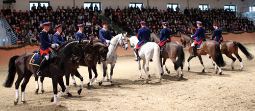 Am Anfang stand eine Achter-Quadrille in historischen Uniformen. 