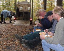 Brotzeit im Wald.