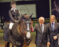 Laura Jane Hackbarth aus Schleswig-Holstein gewann mit  Tequila Sunrise das Salut-Championat der Jungen Reiter. Es  gratulieren v.r. Turnierleiter Frank Kemperman und der Präsident des Aachen-Laurensberger Rennvereins e.V., Carl Meulenbergh.