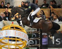 Das Pferd von Olympiasieger Eric Lamaze ist beim Weltcupspringen in Verona kollabiert. Hickstead war innerhalb von Sekunden tot.